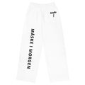 Hvide IkkeNu wide-leg pants med MÅSKE I MORGEN print ned langs benet og IkkeNu logo — produktbillede