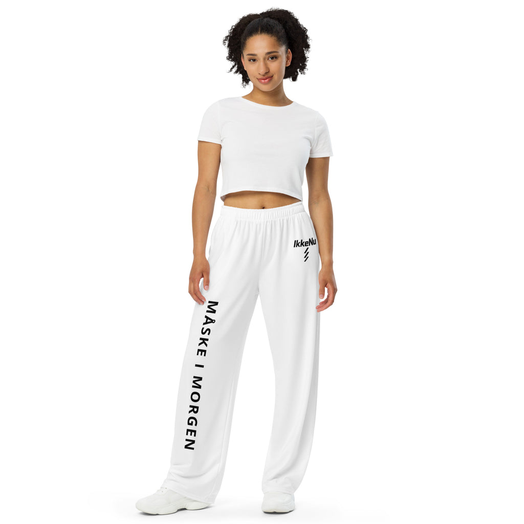 Kvinde iført hvide IkkeNu wide-leg pants med MÅSKE I MORGEN print — streetwear look