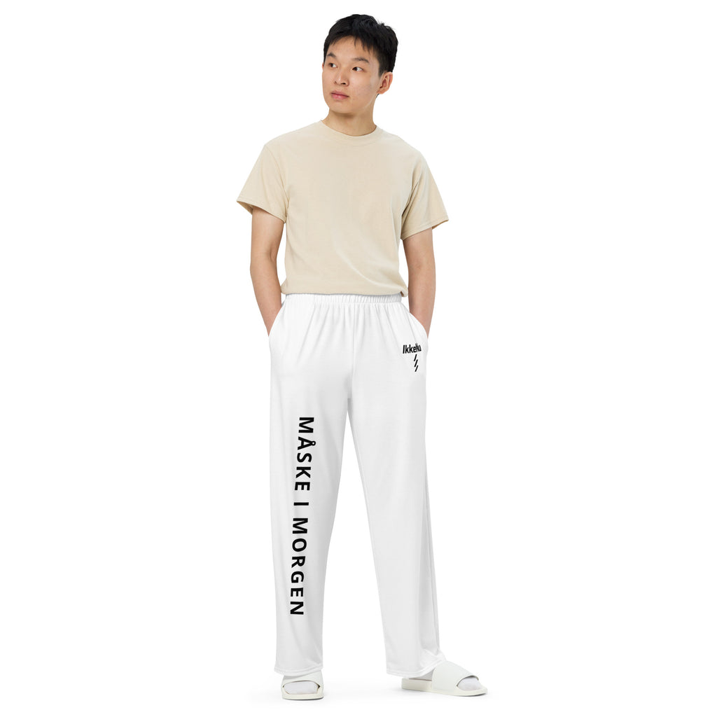 Mand iført hvide IkkeNu wide-leg pants med MÅSKE I MORGEN print — unisex streetwear