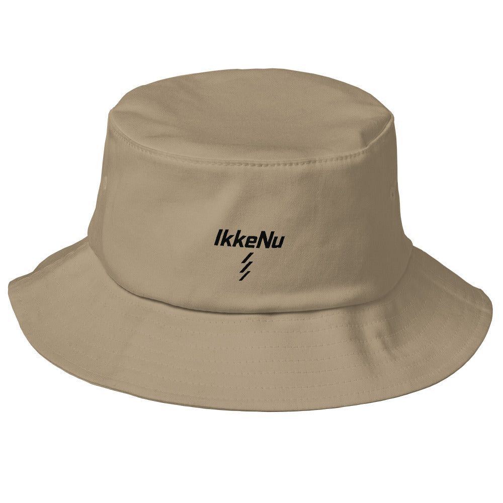 Khaki bucket hat med IkkeNu-logo, set fra siden — IkkeNu