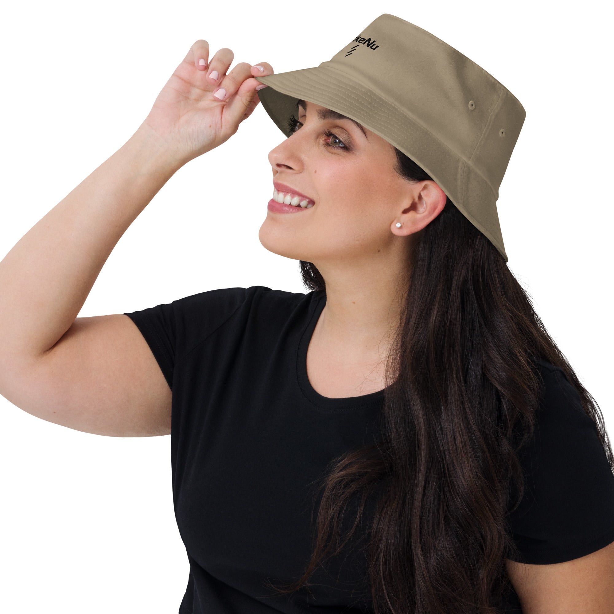 Kvinde iført khaki bucket hat med IkkeNu-logo — IkkeNu