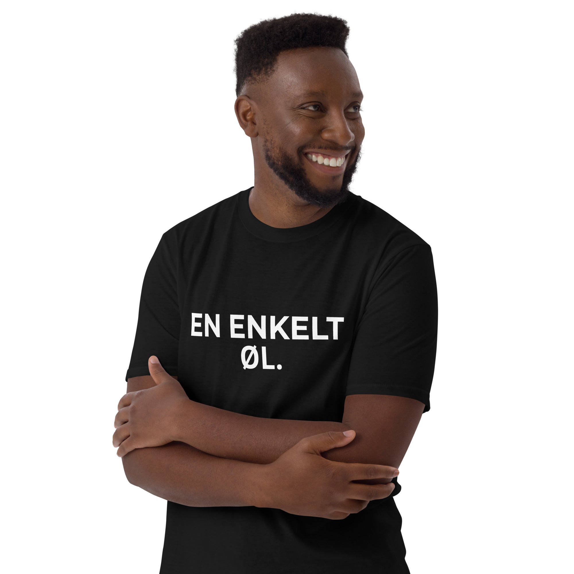 Mand iført sort t-shirt med teksten EN ENKELT ØL. — IkkeNu