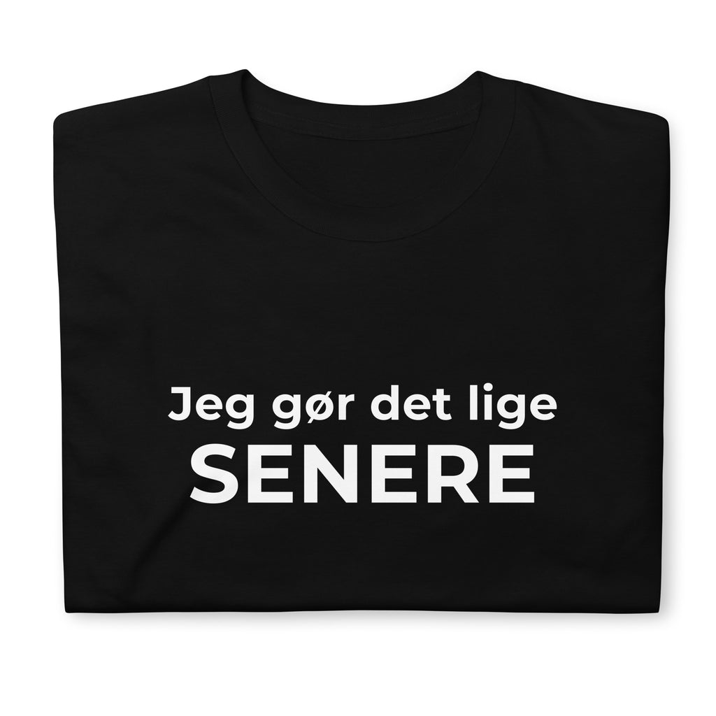 Sort t-shirt med teksten JEG GØR DET LIGE SENERE på fronten — IkkeNu
