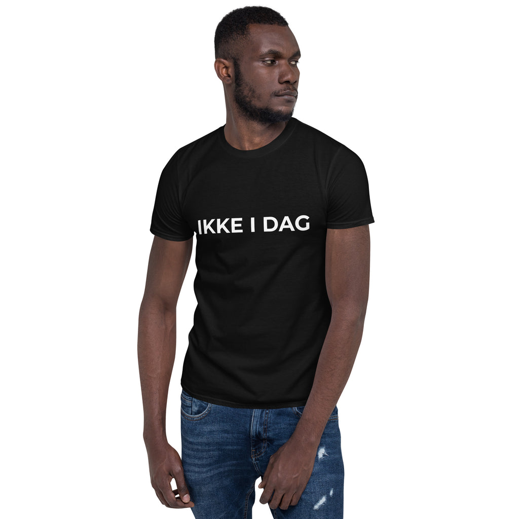 Mand iført sort t-shirt med teksten IKKE I DAG. på fronten — IkkeNu