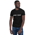 Mand iført sort t-shirt med teksten IKKE I DAG. på fronten — IkkeNu