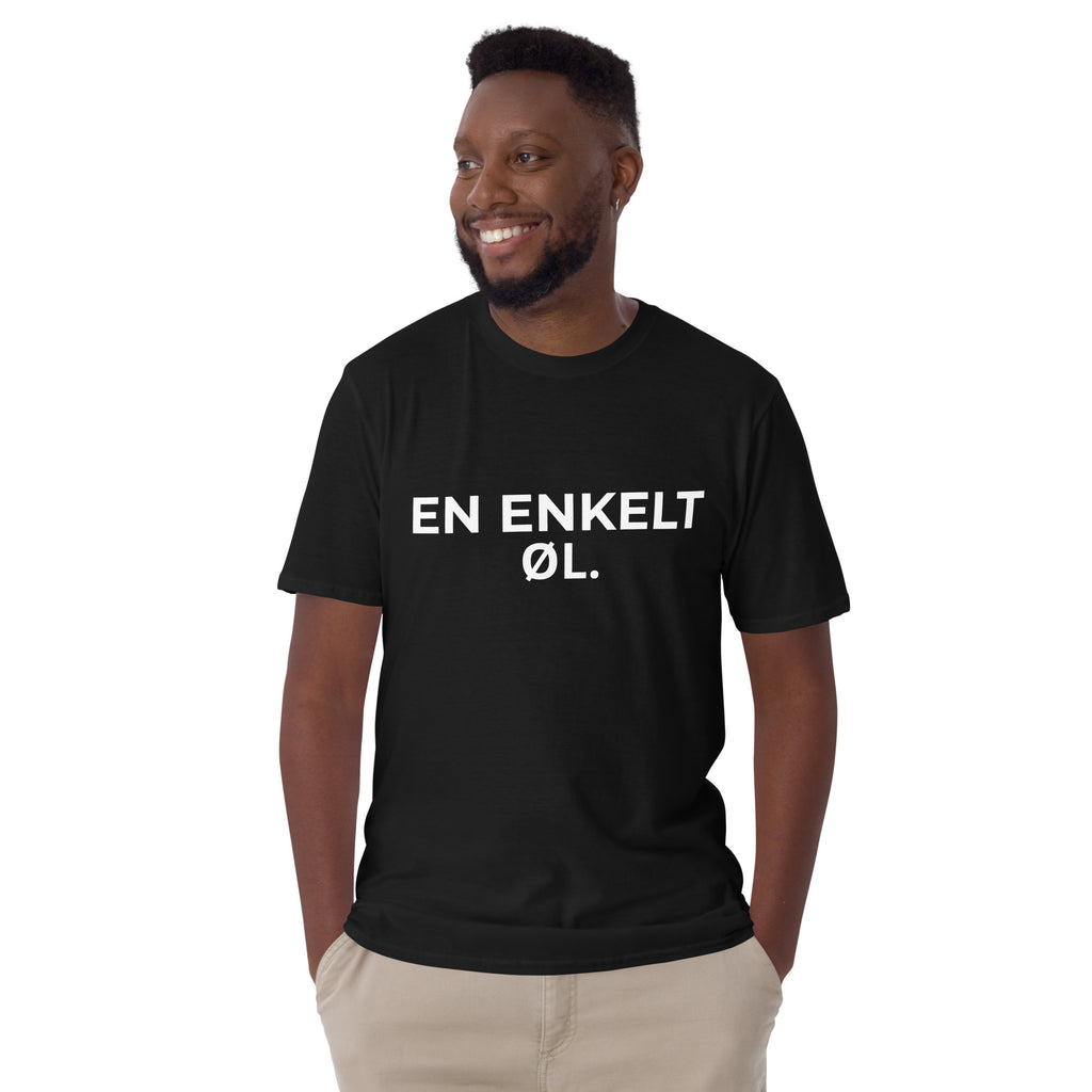 Mand iført sort t-shirt med teksten EN ENKELT ØL. på fronten — IkkeNu