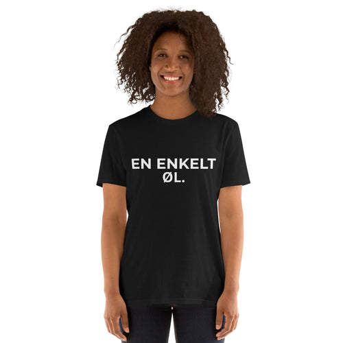 Kvinde iført sort t-shirt med teksten EN ENKELT ØL. på fronten — IkkeNu