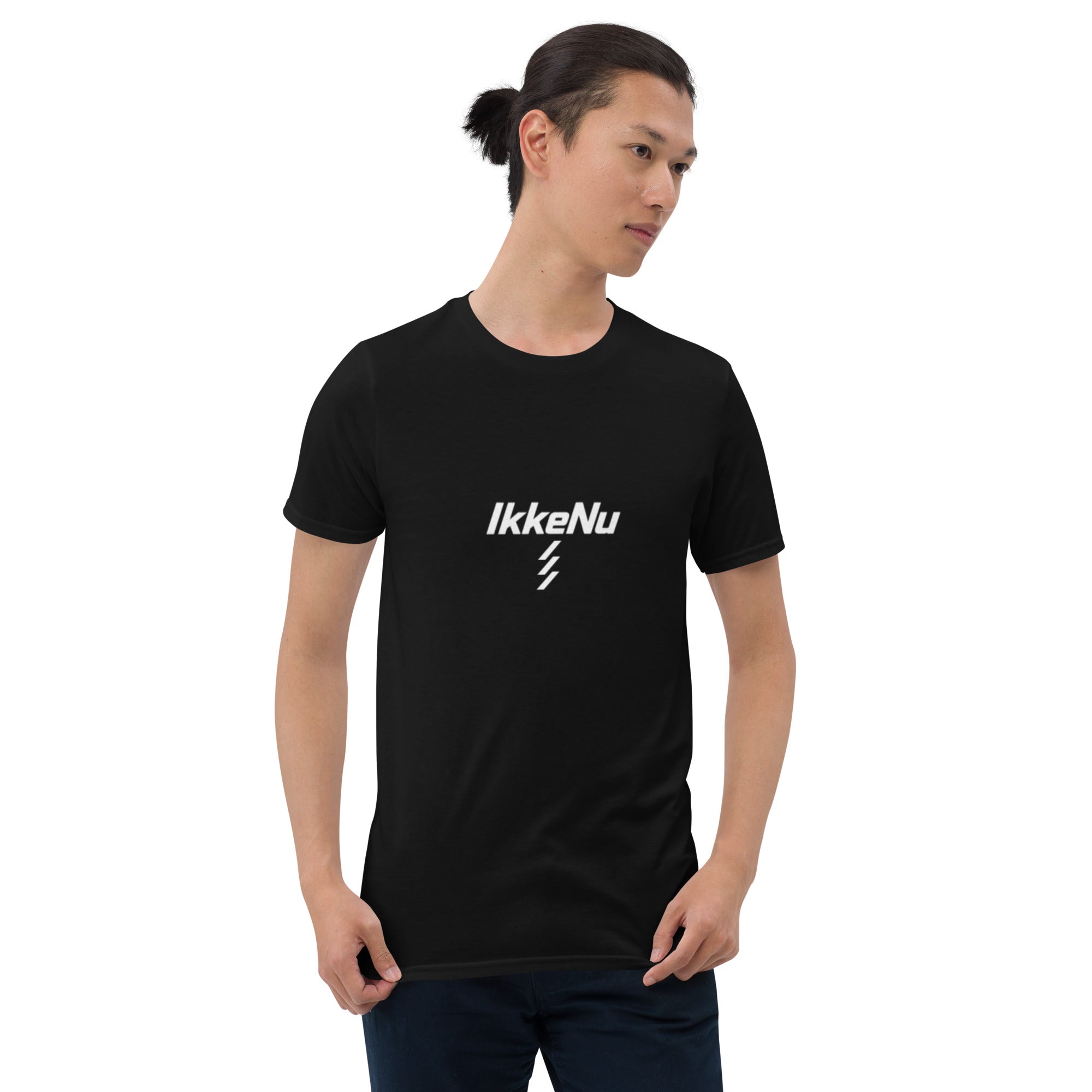 Mand iført sort t-shirt med IkkeNu-logo på fronten — IkkeNu