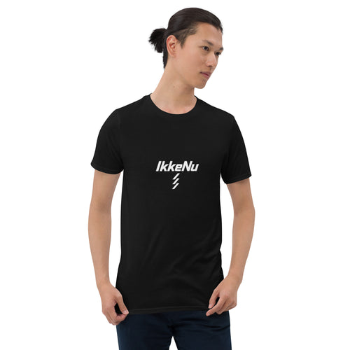 Mand iført sort t-shirt med IkkeNu-logo på fronten — IkkeNu