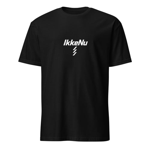 Sort t-shirt med IkkeNu-logo på fronten — IkkeNu