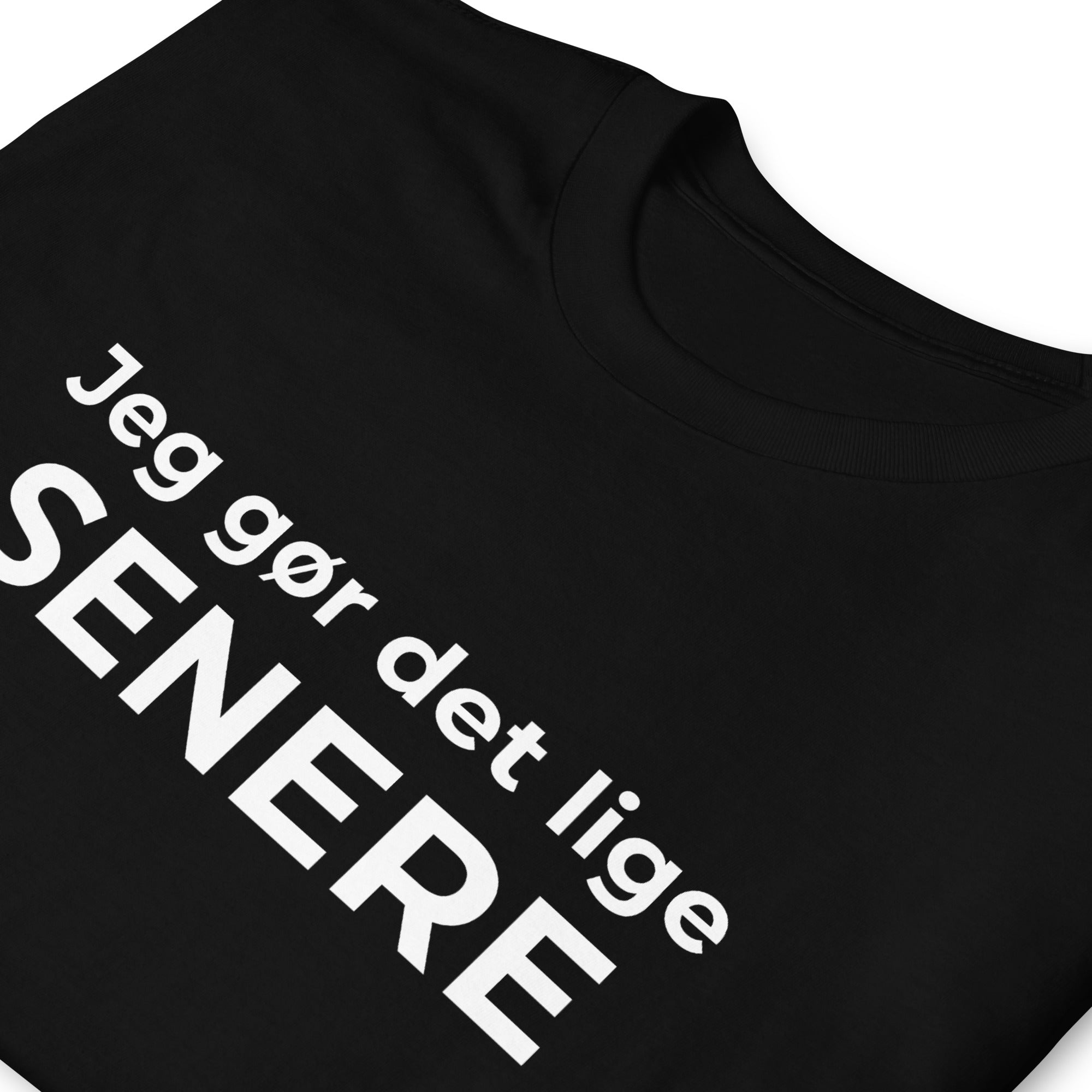 Nærbillede af teksten JEG GØR DET LIGE SENERE på sort t-shirt — IkkeNu