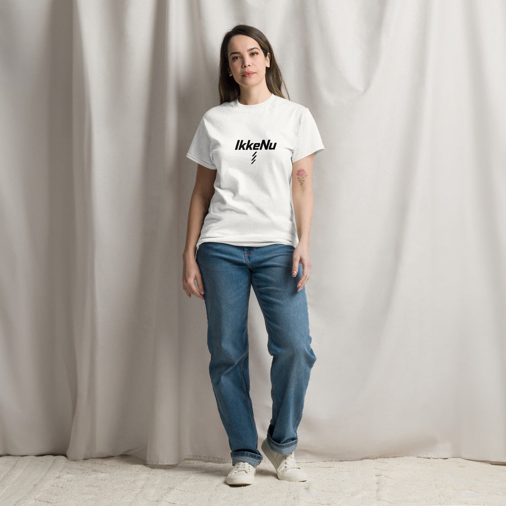 Kvinde iført hvid t-shirt med IkkeNu-logo på fronten — IkkeNu