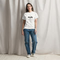 Kvinde iført hvid t-shirt med IkkeNu-logo på fronten — IkkeNu