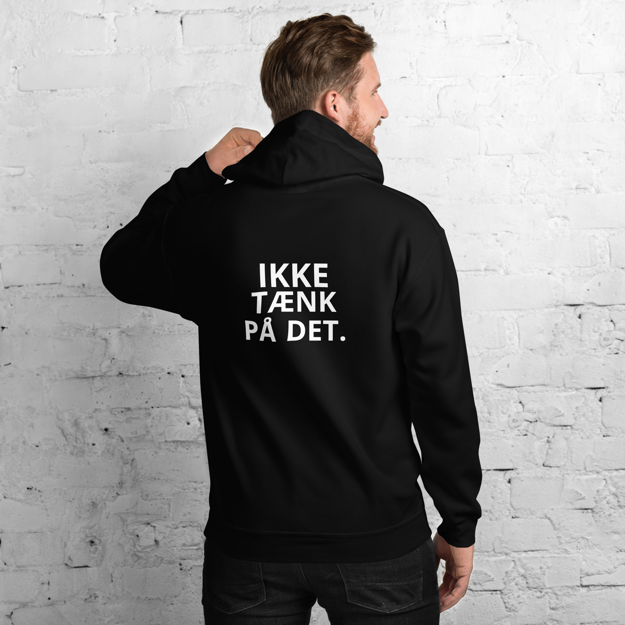 Mand iført sort hoodie med teksten IKKE TÆNK PÅ DET. på bagsiden — IkkeNu