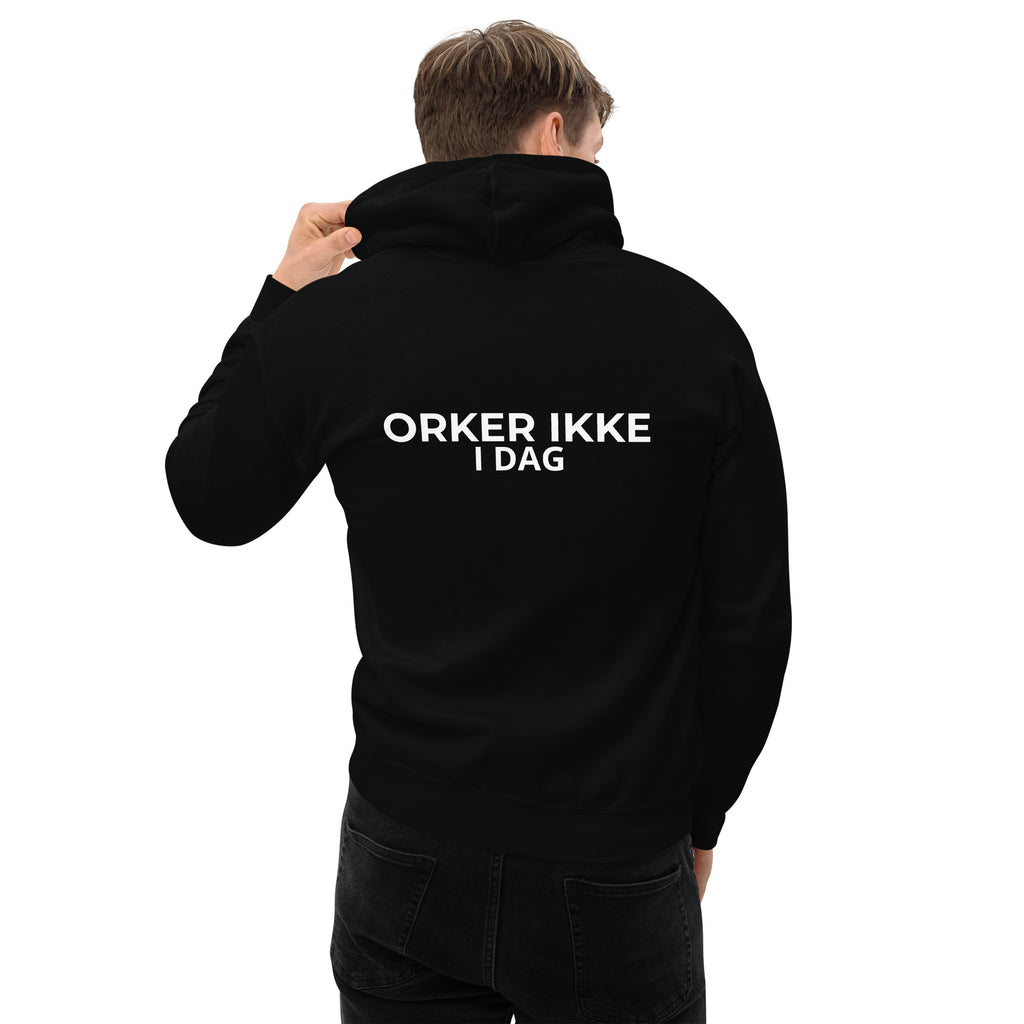 Mand iført sort IkkeNu hoodie med ORKER IKKE I DAG print på ryggen — streetwear look