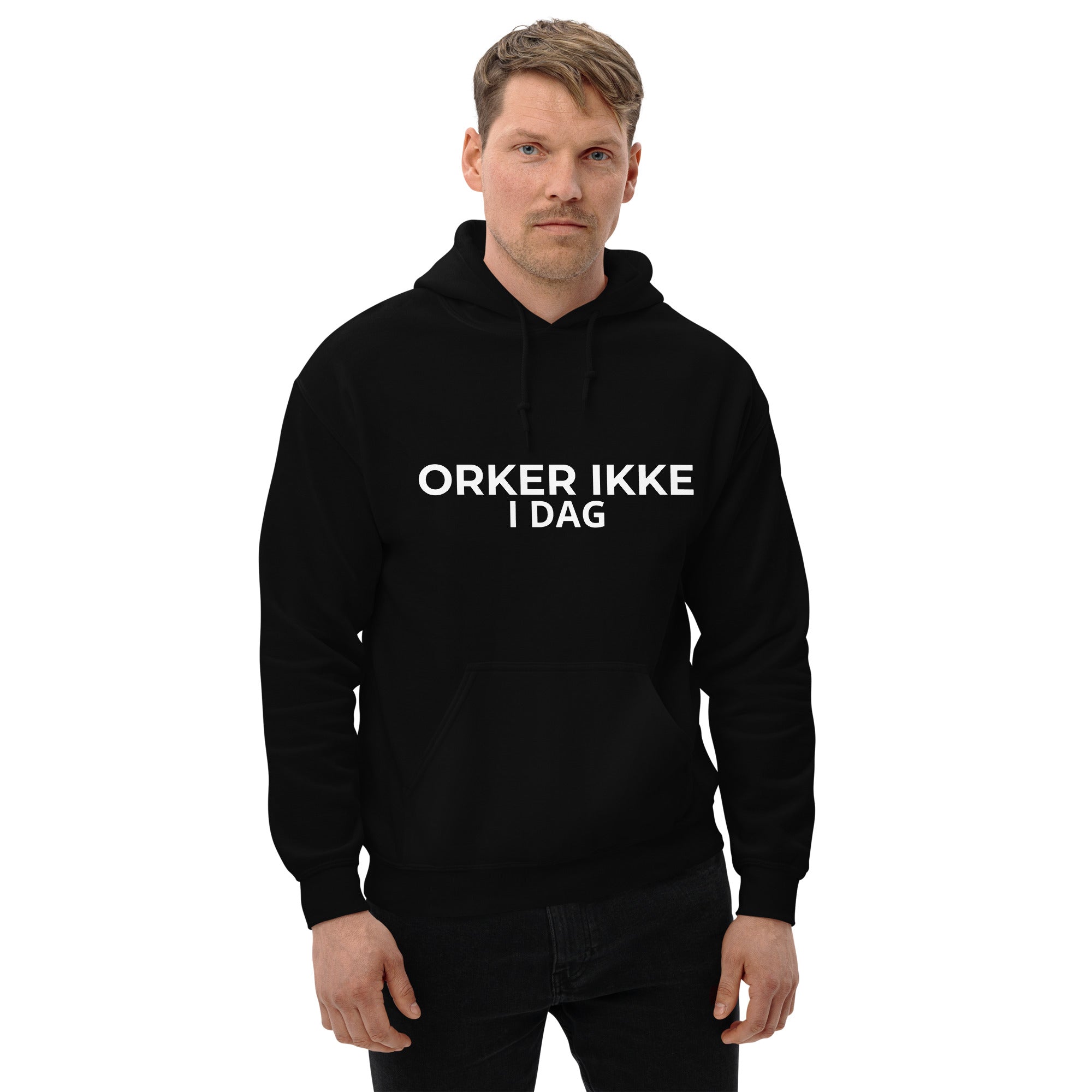 Mand iført sort hoodie med teksten ORKER IKKE I DAG. på fronten — IkkeNu