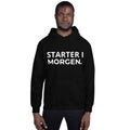 Mand iført sort hoodie med teksten STARTER I MORGEN. på fronten — IkkeNu