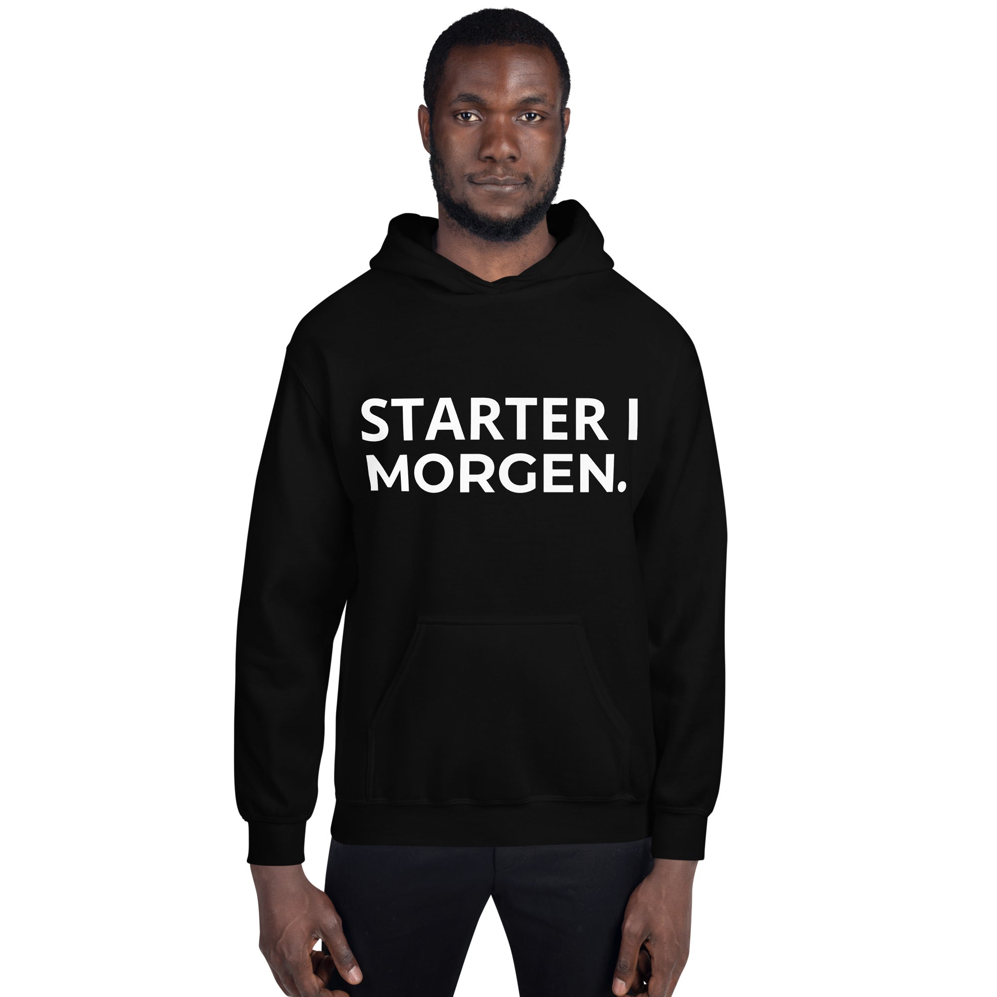 Mand iført sort hoodie med teksten STARTER I MORGEN. på fronten — IkkeNu