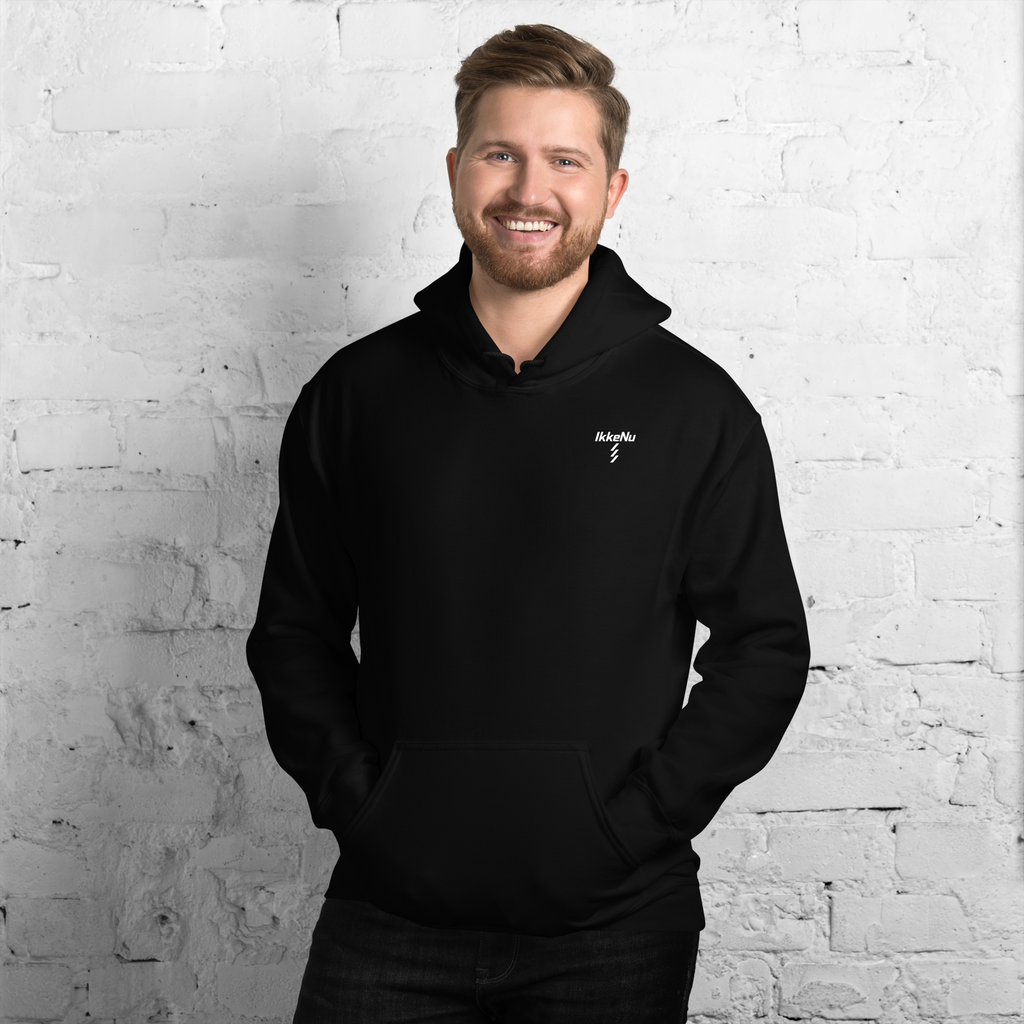 Mand iført sort hoodie med IkkeNu-logo på fronten — IkkeNu