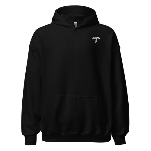 Sort hoodie med IkkeNu-logo på fronten — IkkeNu
