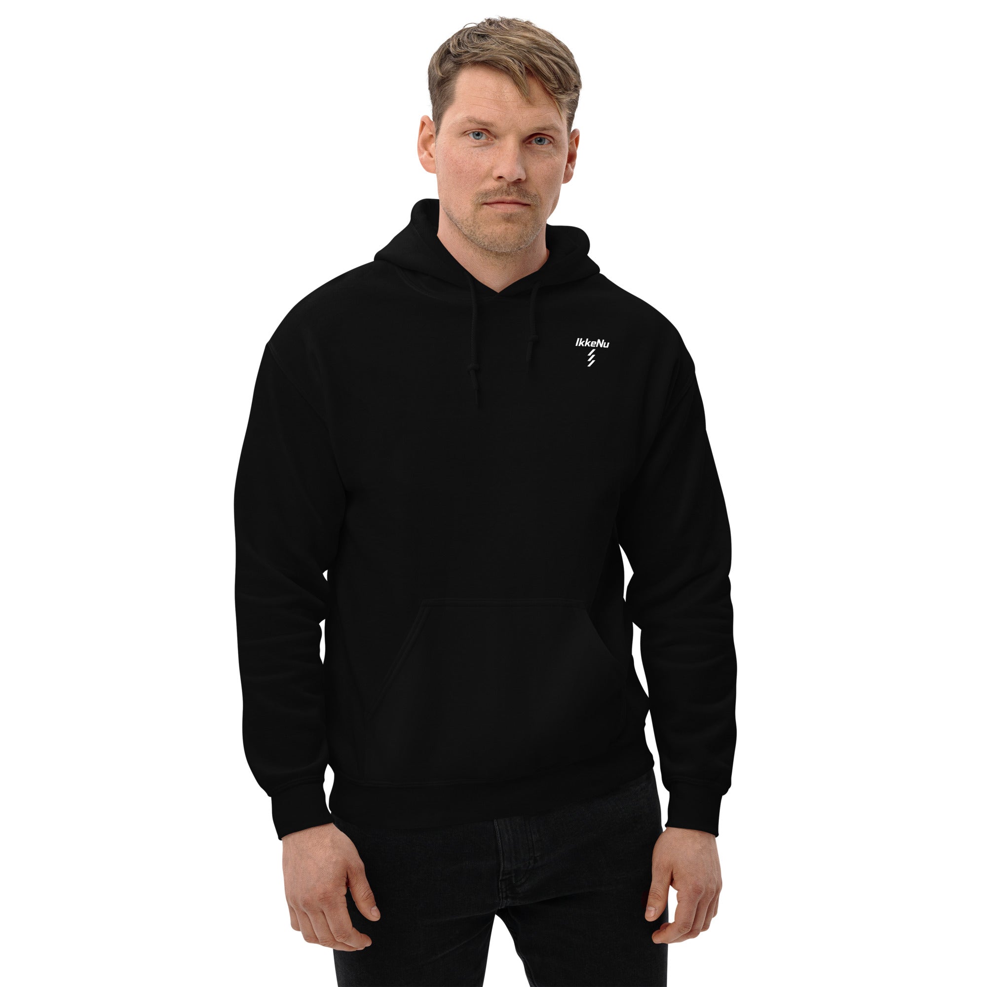 Mand iført sort IkkeNu hoodie med IkkeNu logo på venstre bryst — forfra