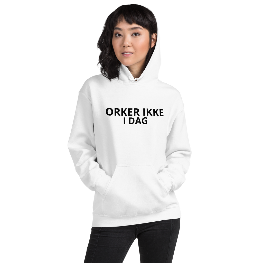 Kvinde iført hvid hoodie med teksten ORKER IKKE I DAG. — IkkeNu