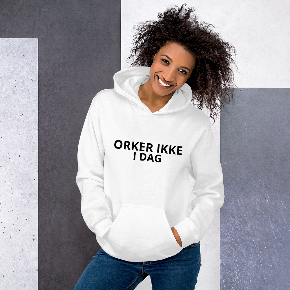 Kvinde iført hvid hoodie med teksten ORKER IKKE I DAG. på fronten — IkkeNu